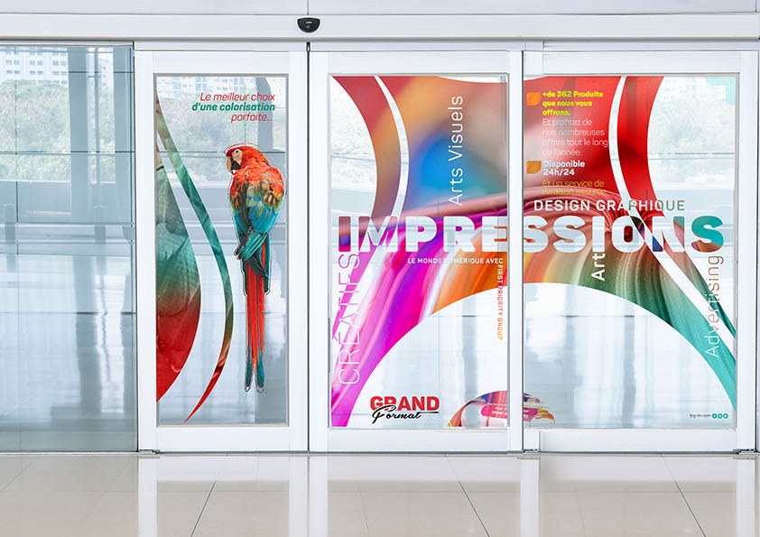 Habillage de vitrine — Vitrine et enseigne « Impressions » pour une imprimerie.